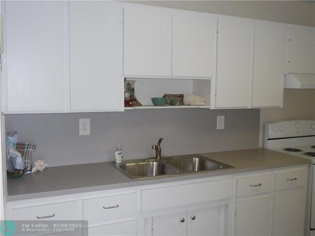 Building Photo - 420 NE 22nd Ave