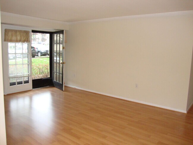 Building Photo - SAVE ALMOST $200 SPECIAL* Sail into this 2BR 1BA at the Mayflower Condominiums in Alexandria incl...