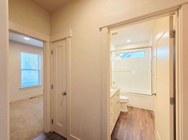 Building Photo - 1704/1706 Danny Boy Ln. Duplex