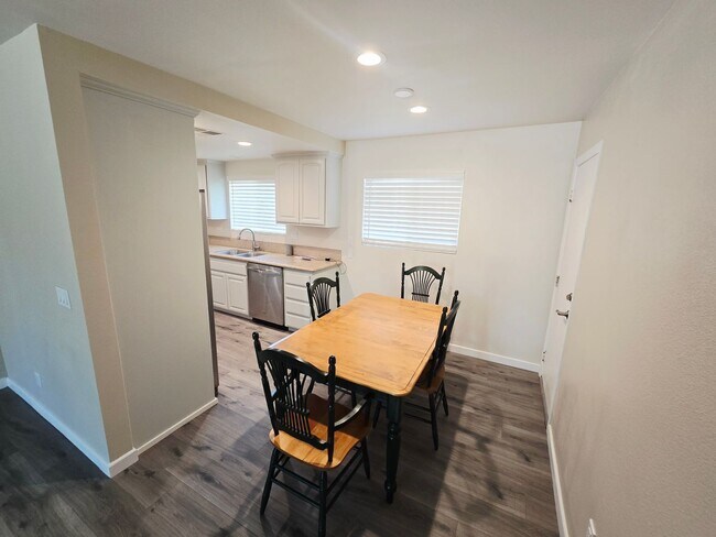 Building Photo - Remodeled with all appliances!