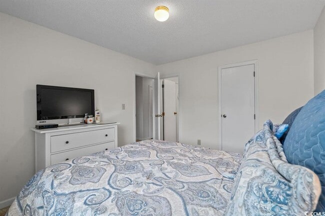 Building Photo - Ground floor, 2 bedroom, 2 bath- 10 mins to Surfside Beach.