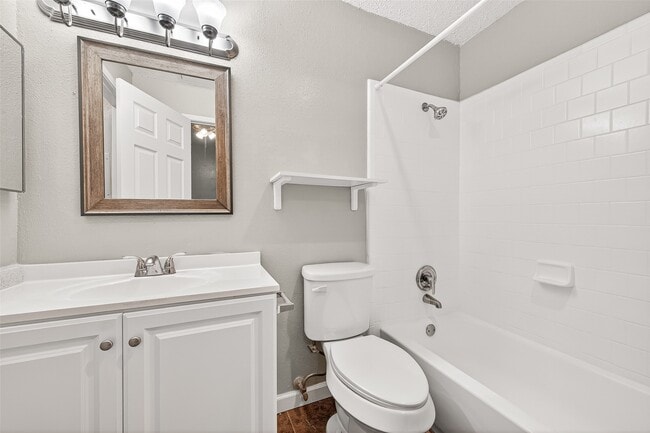 Building Photo - 10855 Meadowglen Ln