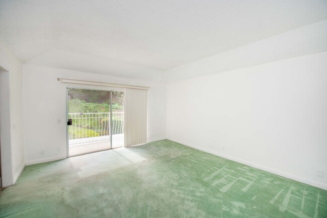 Building Photo - Rose Hills