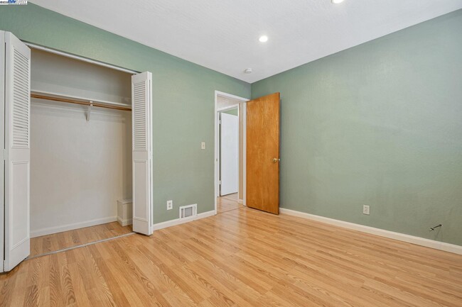 Building Photo - 2141 Swan Ct