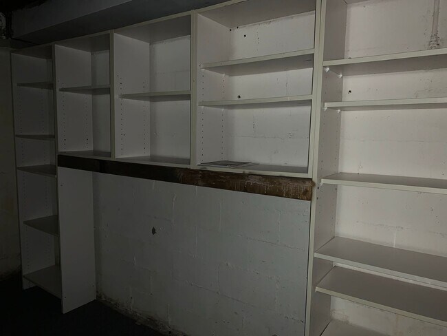 Building Photo - Rent Special! Half Month FREE!