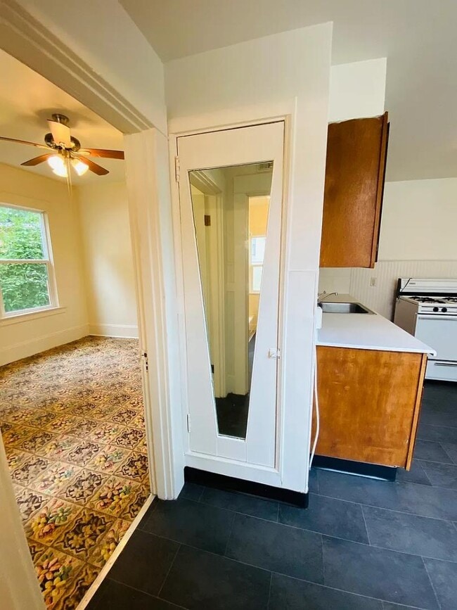 Building Photo - 830 SE Belmont St