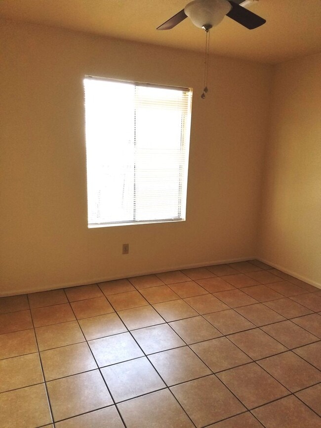 Building Photo - Walnut Ave - Triplex