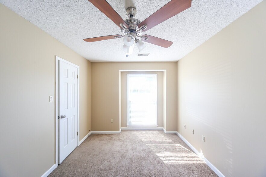 Building Photo - 6770 Lake Point Cir