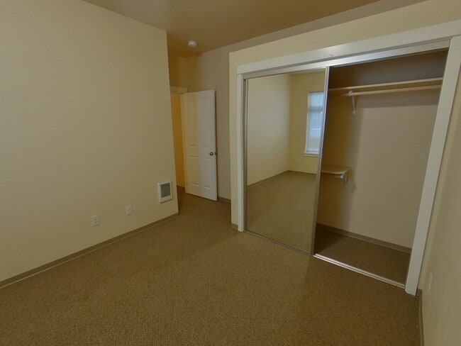 Building Photo - Alder Duplexes on 17th