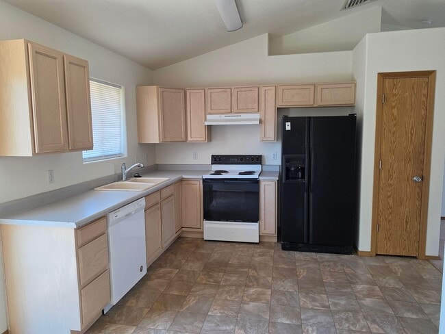 Building Photo - ALL PROSPECTIVE TENANTS MUST SUBMIT A $58 NON-REFUNDABLE APPLICATION FEE PER APPLICANT ONLINE AND...