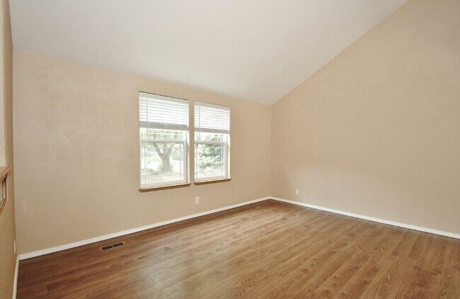 Building Photo - Clean & Move-In Ready Single-Level Home