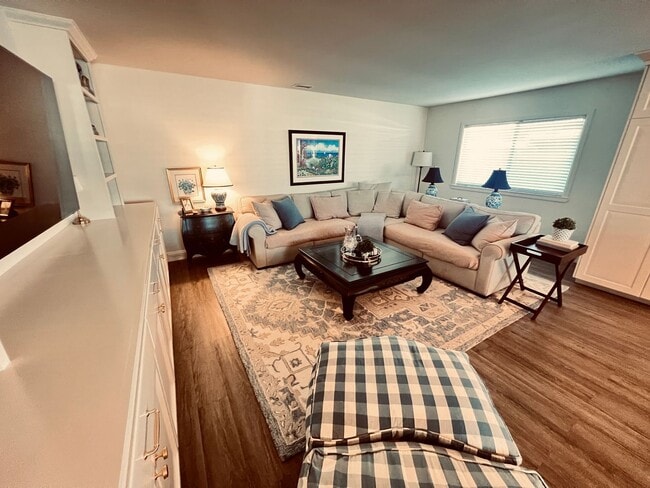 Building Photo - Renovated Rancho Bernardo 55+ Community 2 Bedroom 2 Bathroom Home