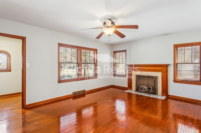 Building Photo - Charming 3 bedroom, 1.5 bathroom home, wit...