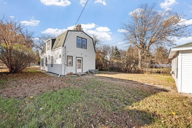 Building Photo - Updated 4-Bedroom 1.5-Bathroom Home in Minneapolis
