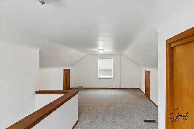 Building Photo - $1350 3 bedrooms