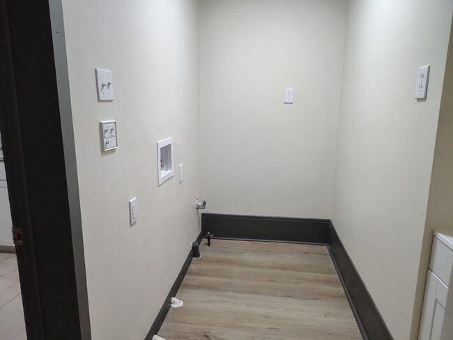 Building Photo - 3 Bed, 1.5 Bath home– Move-In Ready!