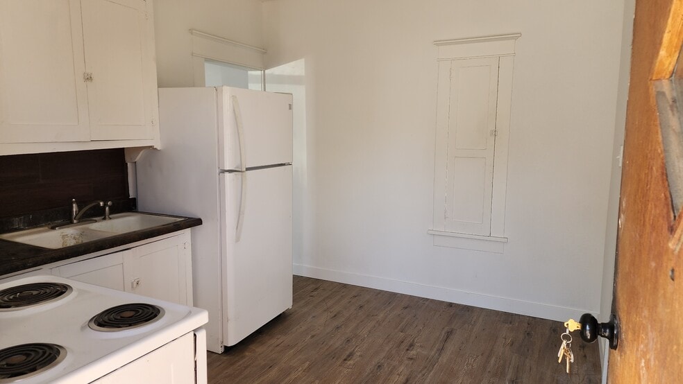 Building Photo - 917 7th Ave