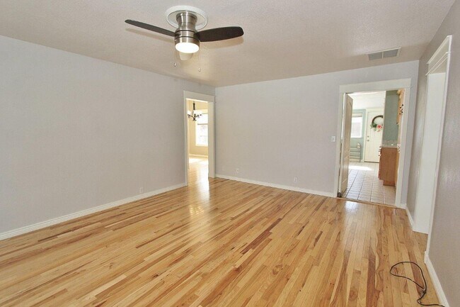 Building Photo - Charming Single-Level Cottage Style Home