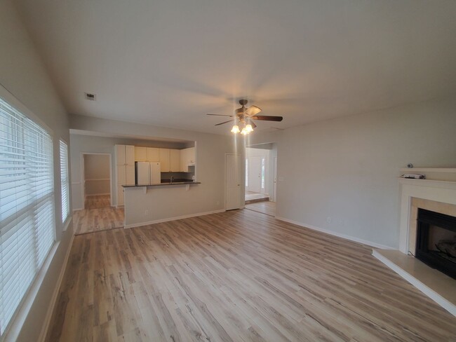 Building Photo - 4 BR 2.5BA Single family home located in E...