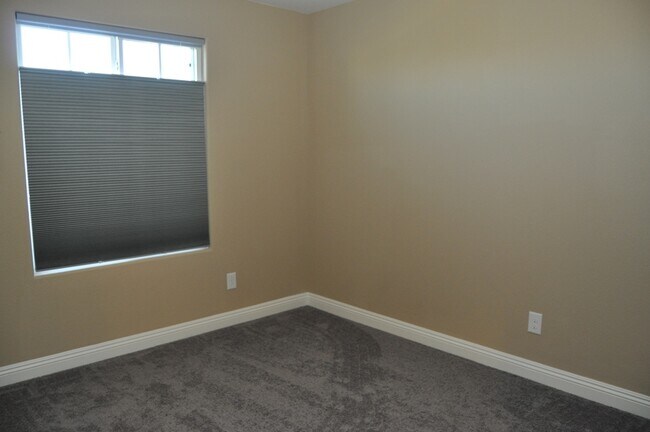 Building Photo - Fabulous 3 bedroom home in gated community!