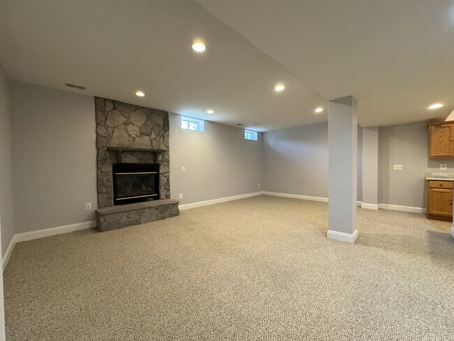 Building Photo - Spacious Elegance in Gated Piedmont!