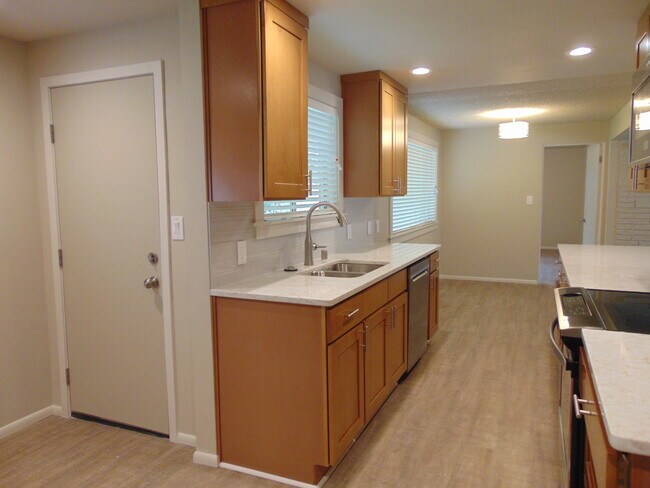 Building Photo - 3 Bedroom/1.75 Bath Bellevue Remodeled Ram...