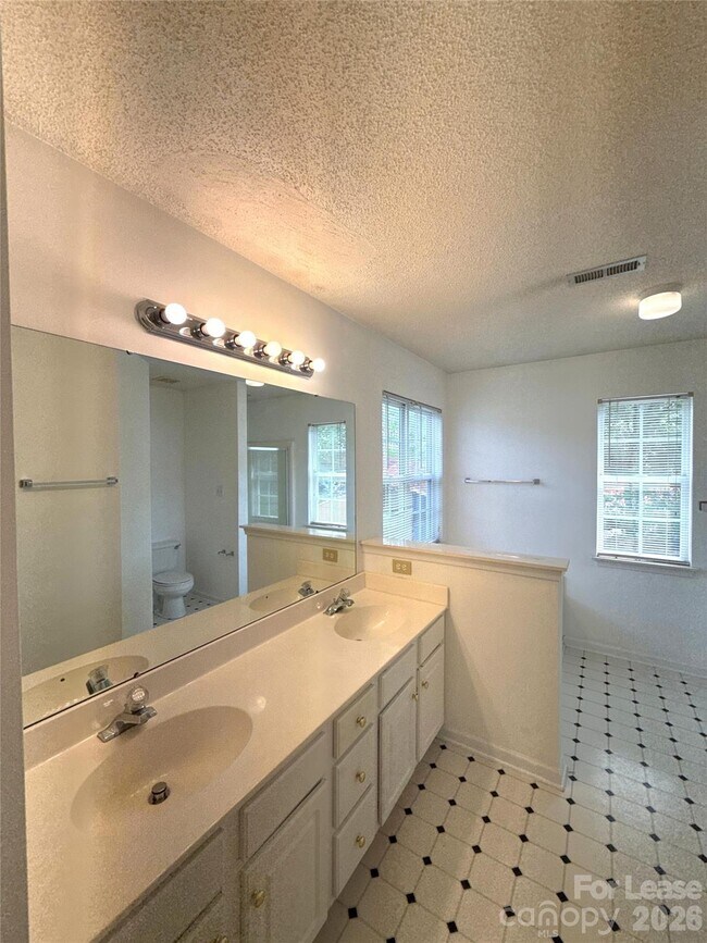 Building Photo - 10218 Ridgewell Ct