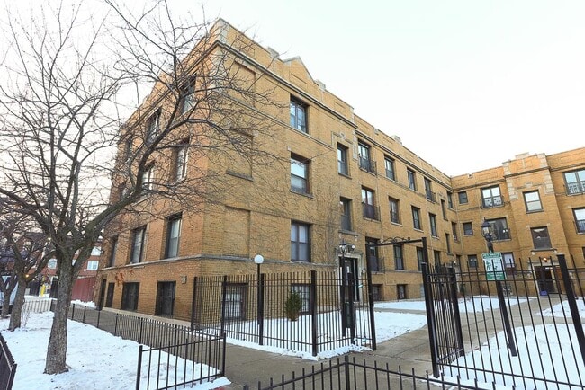 Building Photo - 732 W Roscoe