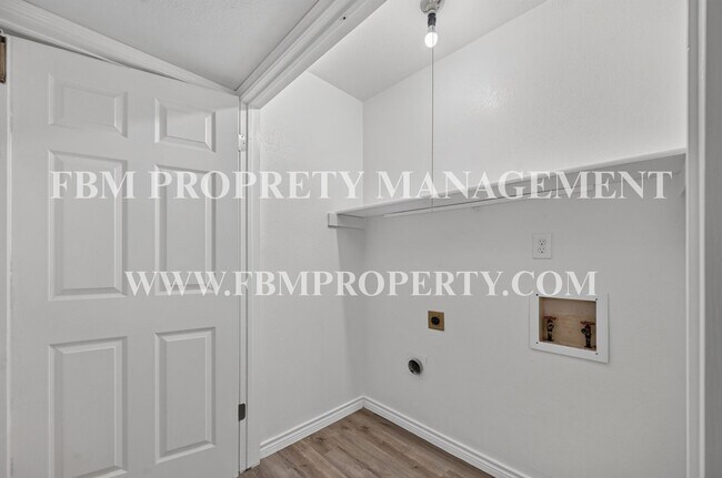 Building Photo - 407 Woodhurst Dr