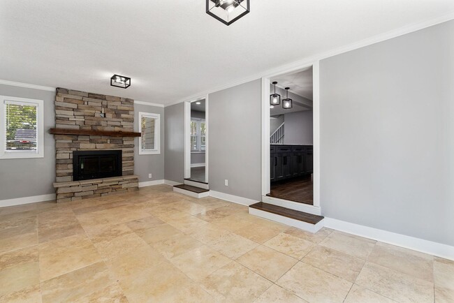 Building Photo - Awesome Renovated OP House