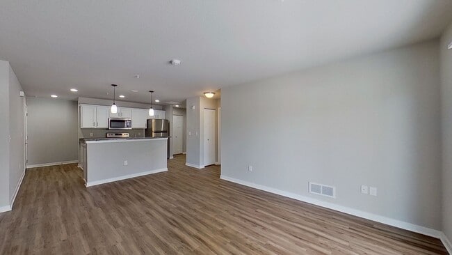 Building Photo - Condo Style Lower 2 Bedroom 2 Bathroom plus Den Apartment