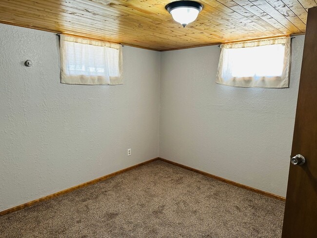 Building Photo - 4+ bedroom, 2 bath with Hot Tub, Fenced Yard and Garage