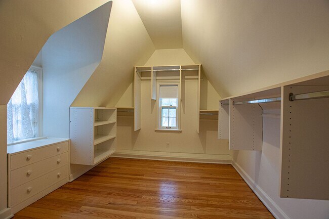 Building Photo - Gorgeous 5 Bedroom / 4.5 Bath Home located right off Happy Hollow Blvd!