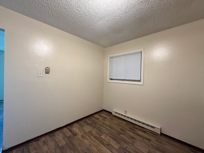 Building Photo - 2 Bed / 1 Bath Apartment in Quiet Warrensburg — Available Now