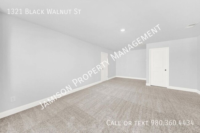 Building Photo - 1321 Black Walnut St