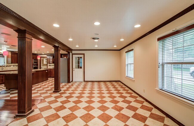 Building Photo - 1722 Front St