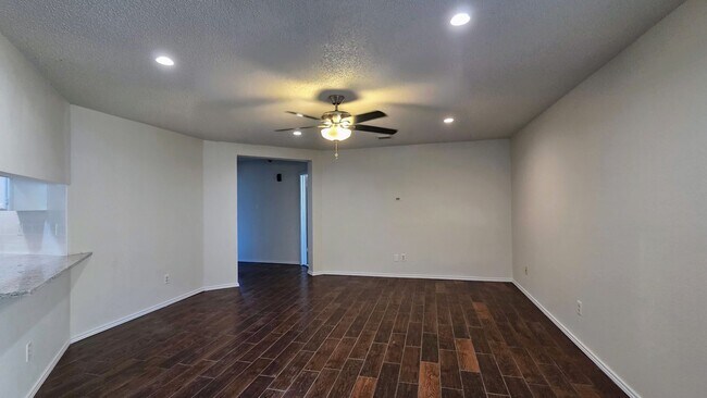 Building Photo - Woodlake Park Spacious move in Ready home over 2100 square feet.