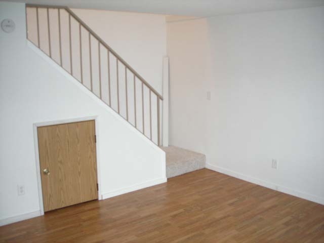 Building Photo - Spacious Townhome for Rent