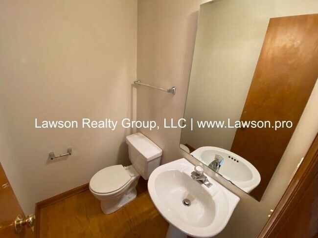 Building Photo - Woodland 5506-5508