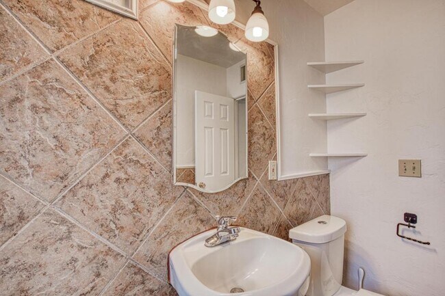 Building Photo - 1304 E Linden St