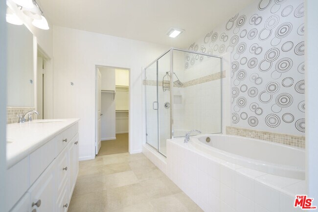 Building Photo - 73 City Stroll