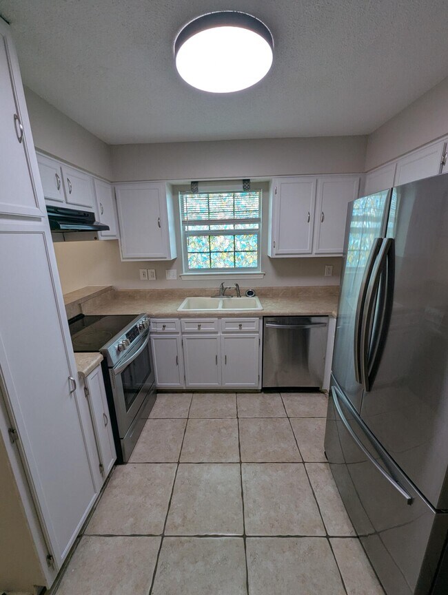 Building Photo - 1625 Campbell Dr N