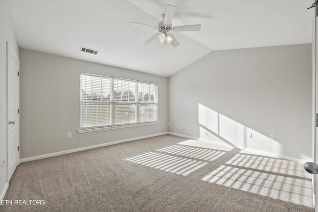 Building Photo - 1121 Tree Top Way