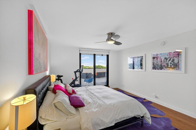 Building Photo - 2555 Collins Ave