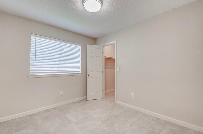 Building Photo - 1502 Park Wind Dr