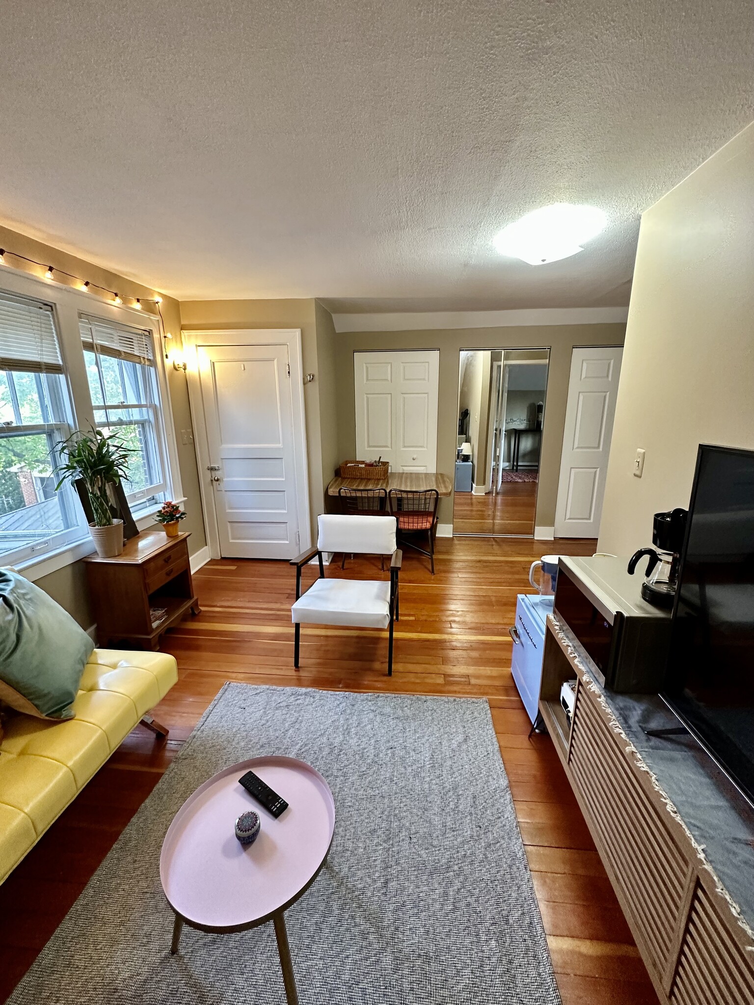 Upstairs large bedroom - 2517 Maplewood Ave