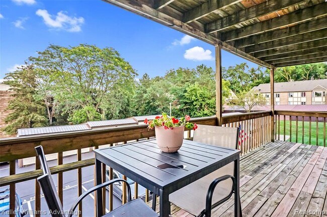 Building Photo - 855 S Pontiac Trail