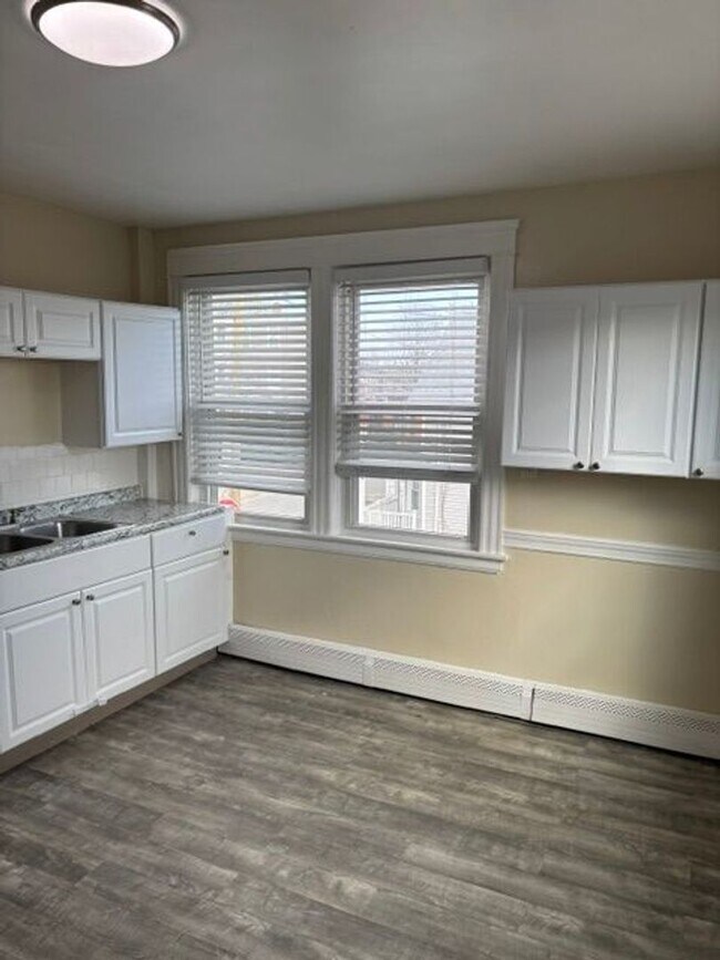 Building Photo - 121 Ledge St