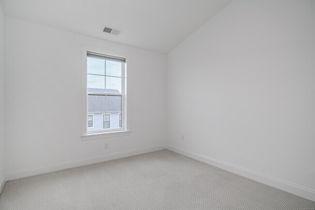 Building Photo - 8 Brentwood Cir