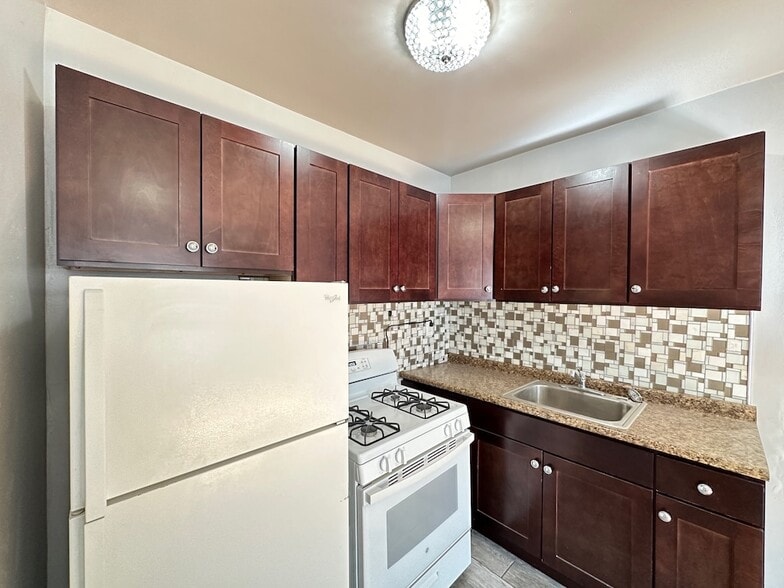 Building Photo - 5662 N Ridge Ave